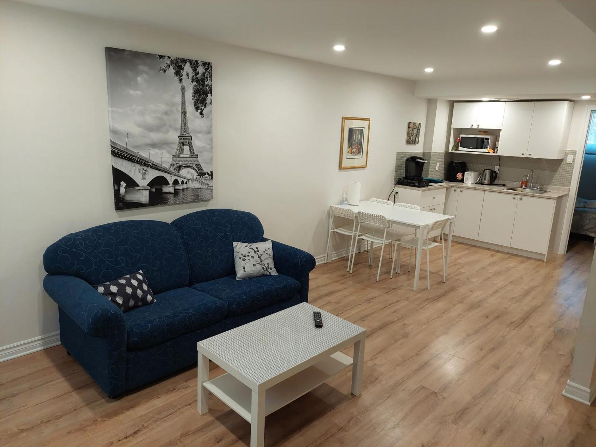 Spacious Basement One Bedroom Apartment, Wifi. Монреал Екстериор снимка